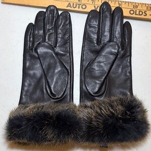 Elegant Black Leather Gloves with Fur Trim